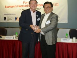Presentation of Souvenir by ITP Chairman Mr Fred Kwan_2